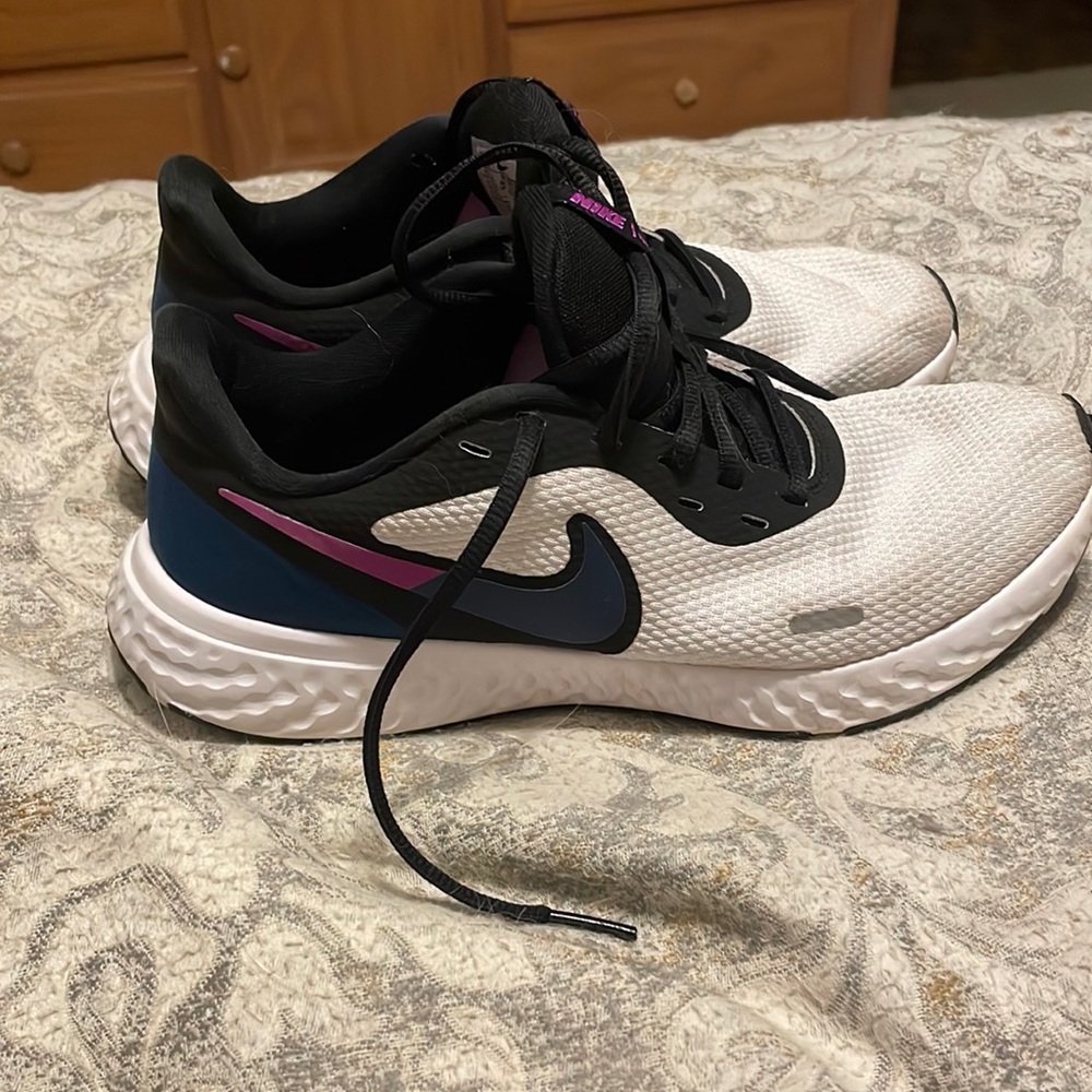 Nike Revolution 5 BQ3207-102 Women Size 8.5